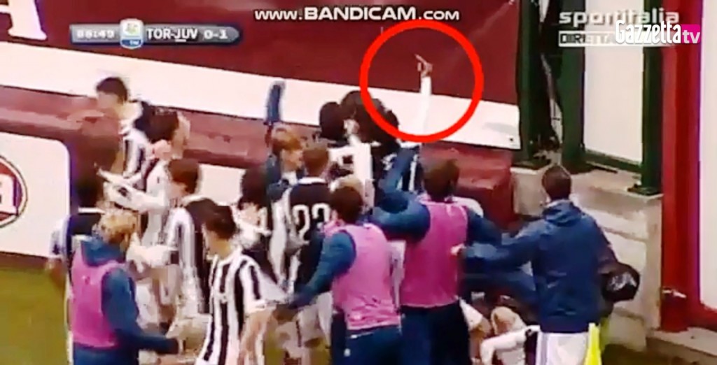 Torino-Juventus Primavera dito medio