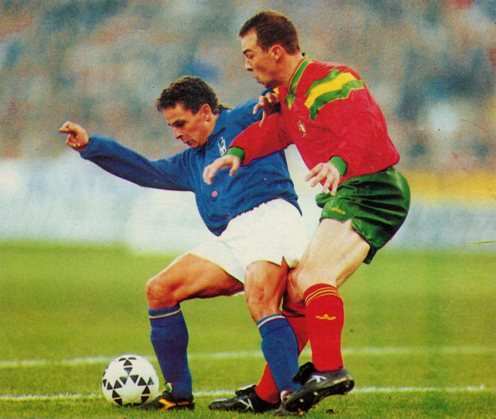 Italia_vs_Portogallo_(Milano,_1993)_-_Roberto_Baggio,_Jorge_Costa