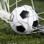 pallone-da-calcio-e-rete-39426877