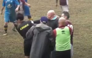 arbitro picchiato