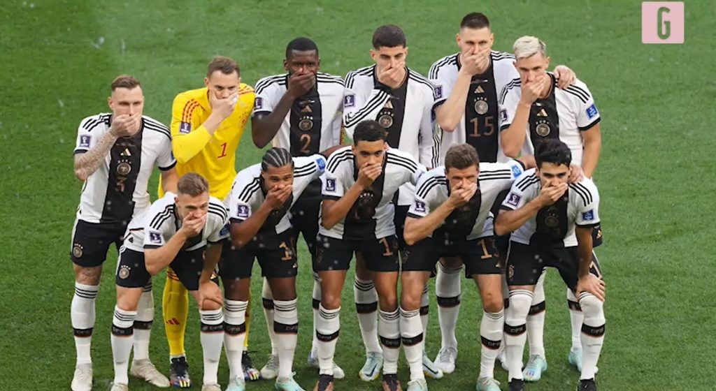 Germania 2022 giocatori con mano davanti alla bocca